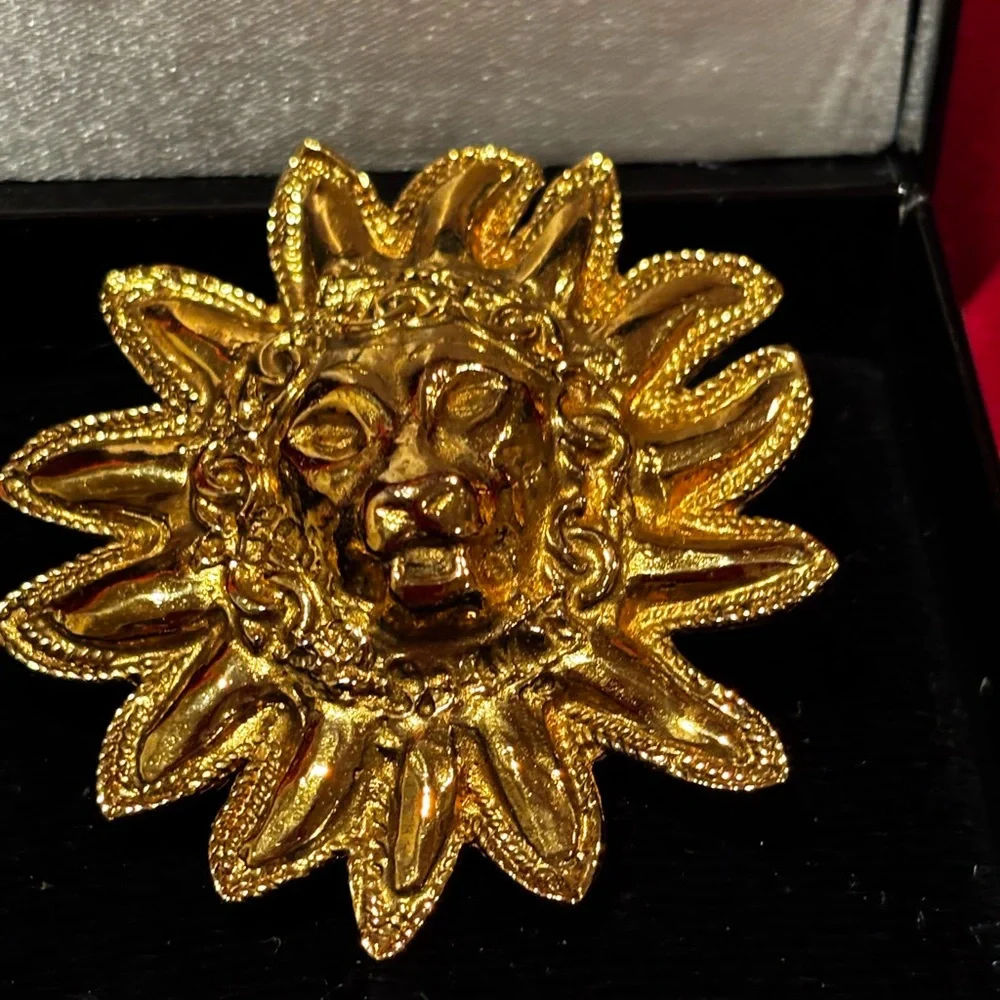 Vintage Chanel Pin/Brooch - Picture 4 of 9
